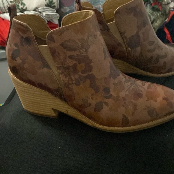 SOFFT WO SIZE 11 Leather Floral Brown Ankle Boots slight wedge heel approx 4” - Picture 2 of 11